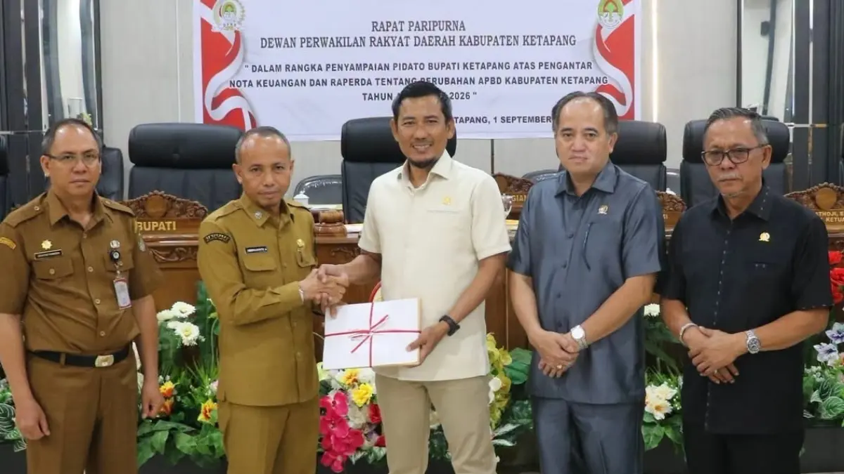 Sekda Ketapang, Repalianto, menyerahkan pidato pengantar nota keuangan kepada Ketua DPRD Ketapang, Achmad Sholeh, Selasa (1/9). (ISTIMEWA)