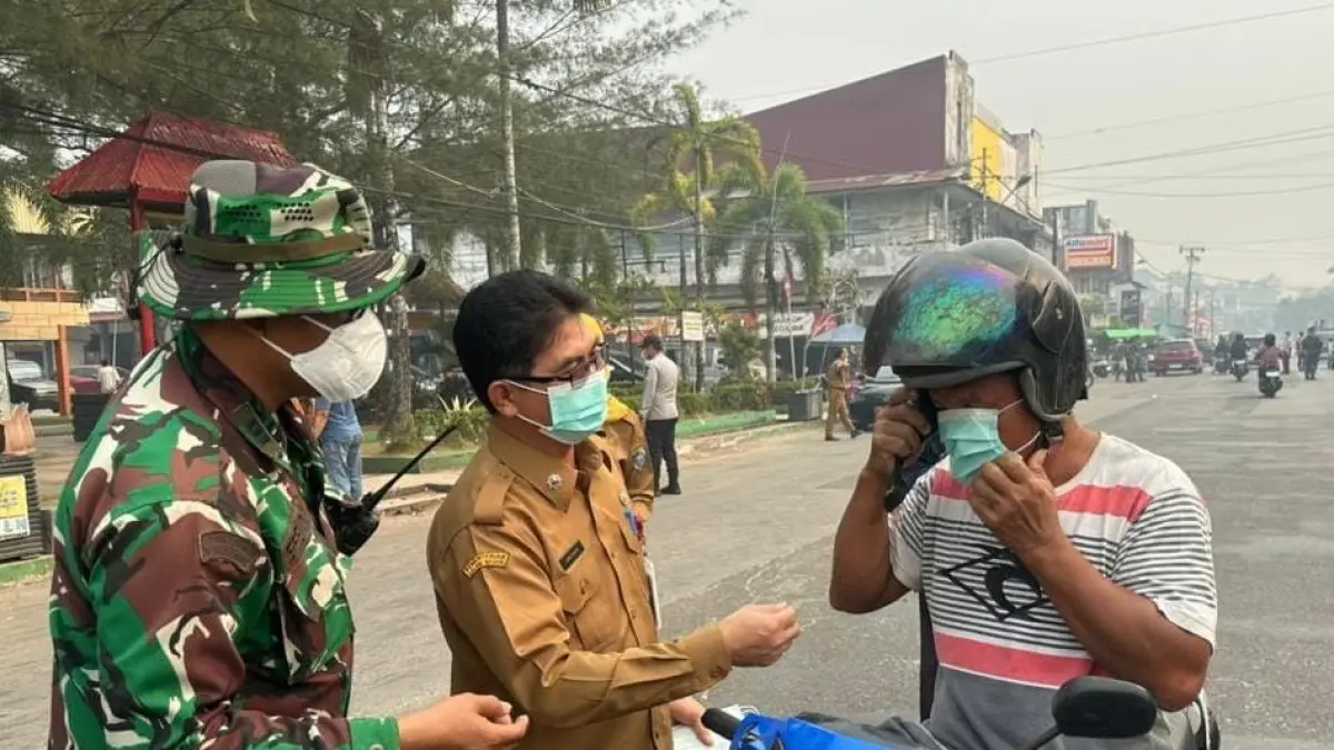 Sekda Mempawah, Abdul Malik membagikan masker kepada pengendara.