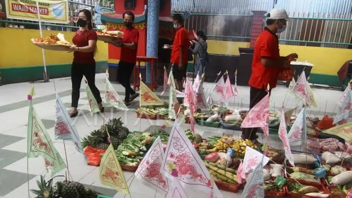 Sembahyang Rebut menjadi tradisi masyarakat Tionghoa yang berkaitan dengan penghormatan kepada leluhur pada bulan ketujuh Imlek. (DOK ANTARA) 