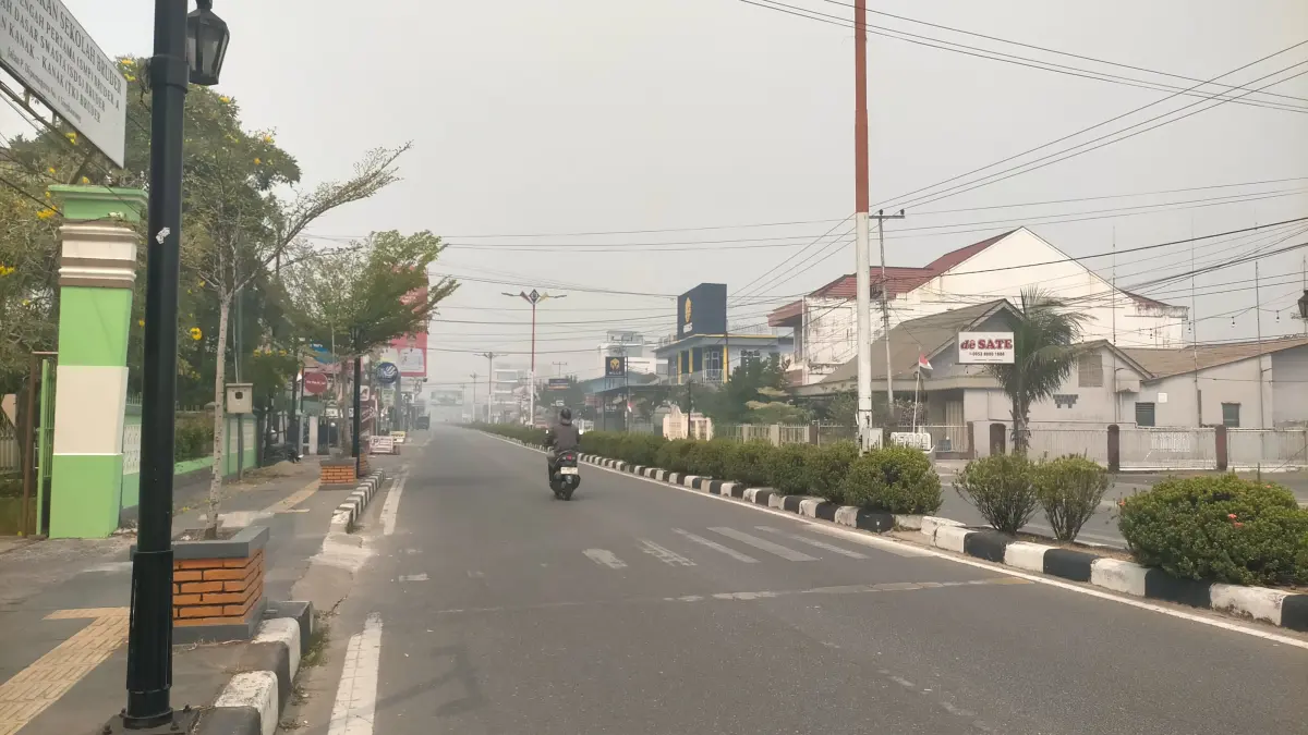 Tim gabungan Singkawang berjibaku memadamkan kebakaran lahan di Singkawang Utara beberapa waktu lalu.