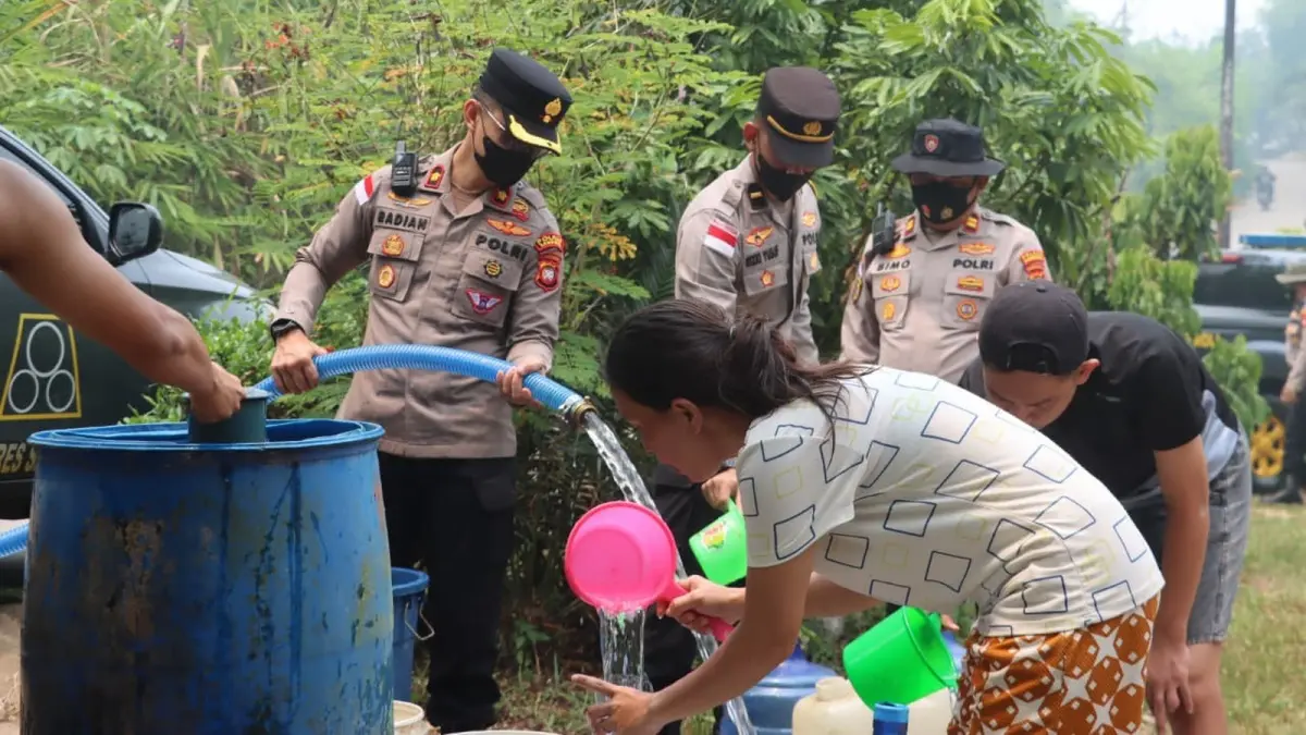 Wakapolres Sanggau Kompol Radian Andy Pratomo memimpin penyaluran bantuan air bersih kepada warga di Lingkungan Semajau, Kelurahan Beringin, Kecamatan Kapuas, Selasa (1/9/2026). (ISTIMEWA)