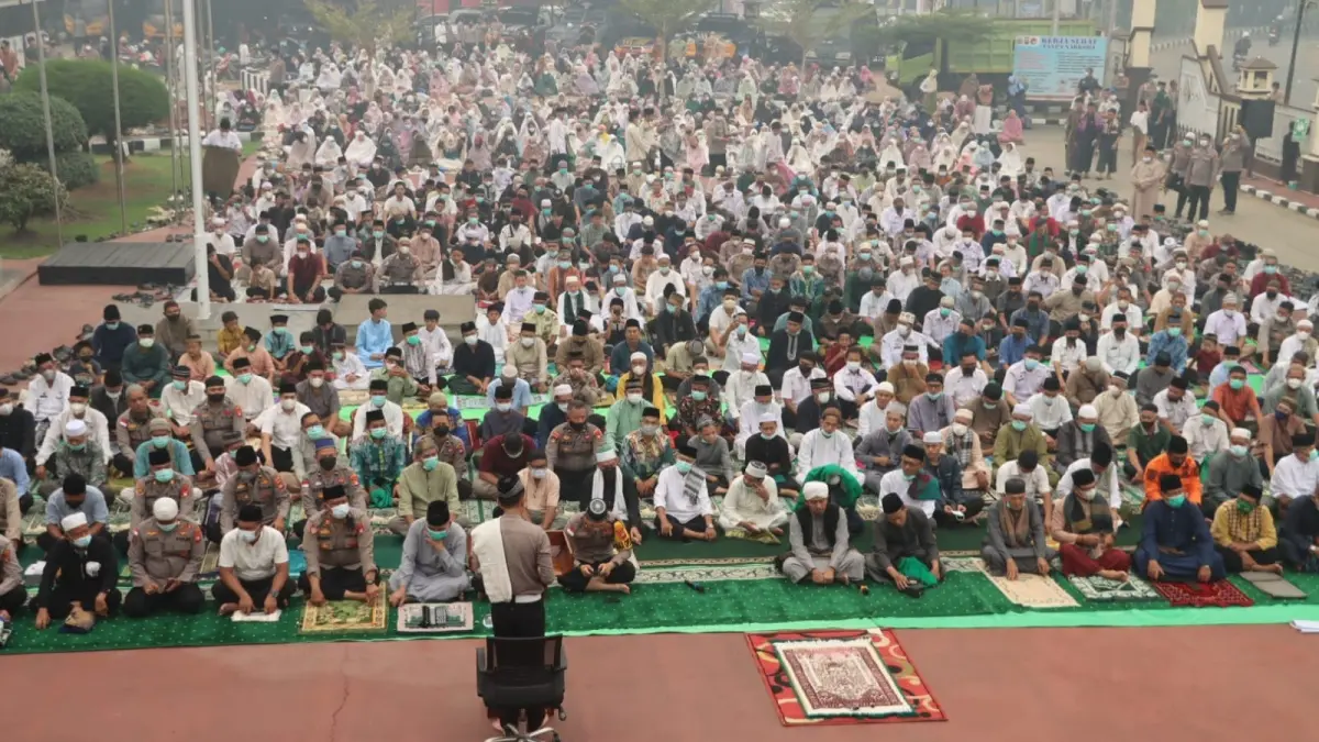 Wakapolres Sanggau Kompol Radian Andy Pratomo, S.I.K., M.H., bersama jajaran dan sekitar seribu jamaah mengikuti Sholat Istisqa di halaman Mapolres Sanggau, Rabu (2/9). (AGUNG RAJALI SAPUTRA/PONTIANAK POST)