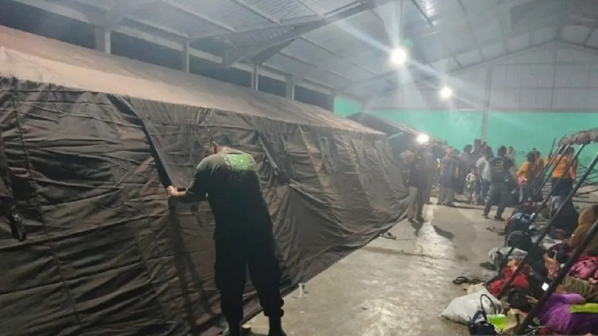 Warga Desa Kuta Tengah, Kecamatan Simpang Empat, Kabupaten Karo, Sumatera Utara mengungsi ke Posko Penanganan Darurat di Desa Sukatepu, Kecamatan Naman Teran, menyusul peningkatan aktivitas vulkanik Gunung Sinabung, Selasa (1/9). (ANTARA/HO-BPBD Karo)