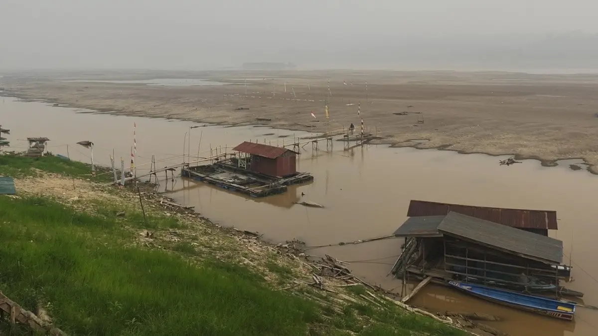 Hamparan pasir terlihat di tengah Sungai Kapuas, Kabupaten Sanggau, saat debit air menyusut akibat kemarau, Rabu (2/9). Fenomena tersebut menjadi wisata dadakan sekaligus membawa rezeki tambahan bagi pelaku UMKM, termasuk Sodri. (AGUNG RAJALI SAPUTRA/PONTIANAK POST)