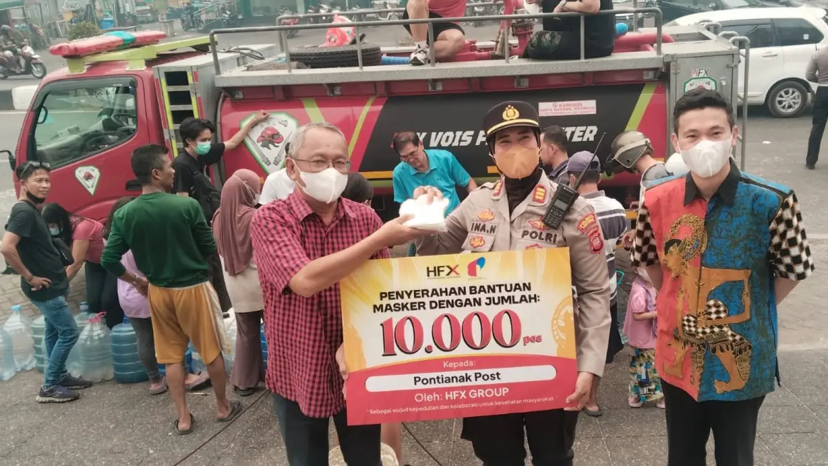 Komisaris HFX Group Yandi bersama Kapolsek Pontianak Selatan AKP Inayatun Nurhasanah menyerahkan secara simbolis 10 ribu masker kepada Direktur Utama Pontianak Post Salman Busrah, Kamis (3/9), di halaman Gedung Graha Pena Pontianak Post. Masker tersebut selanjutnya diperuntukkan bagi masyarakat sebagai upaya mengurangi risiko gangguan pernapasan akibat paparan kabut asap. (WANDI/PONTIANAK POST)