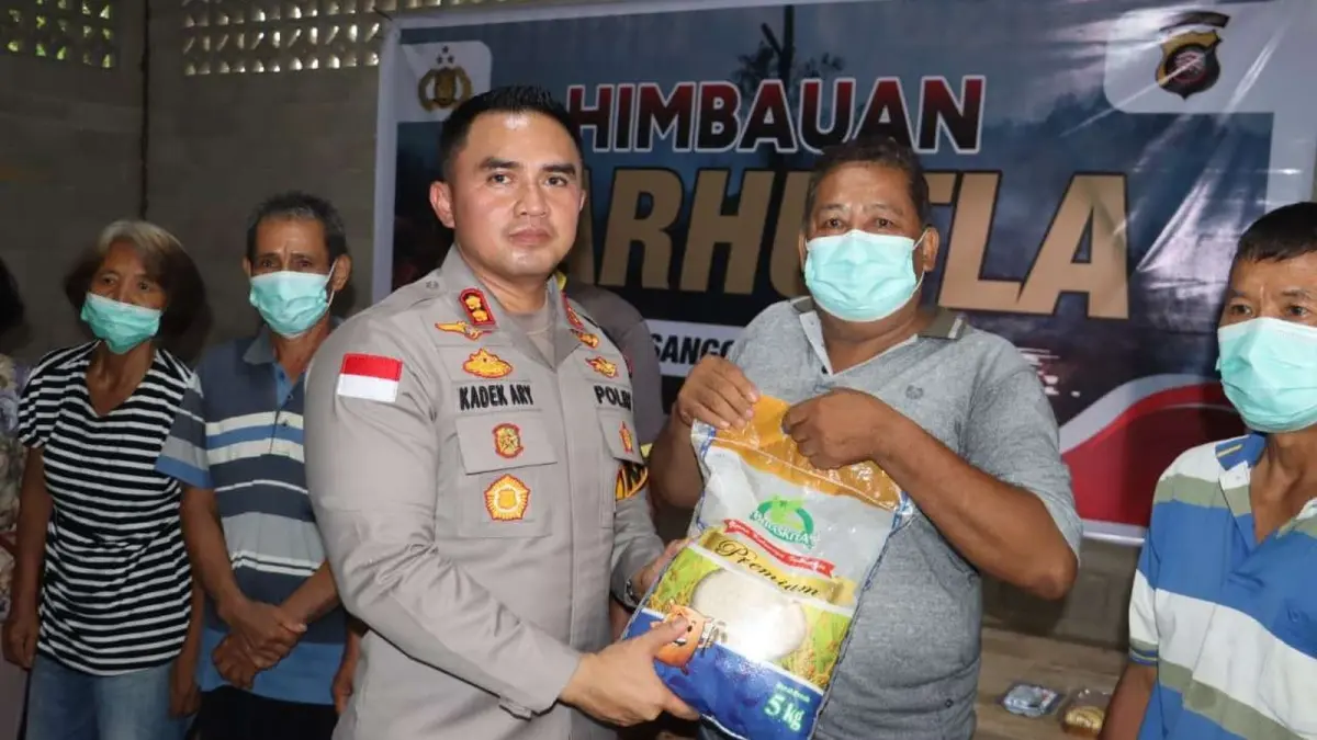 Kapolres Sanggau AKBP Kadek Ary Mahardika menyerahkan bantuan beras kepada warga Lingkungan Semajau, Kelurahan Beringin, Kecamatan Kapuas, Rabu (2/9). Sebanyak 30 karung beras masing-masing seberat lima kilogram dibagikan kepada masyarakat di tengah kemarau panjang dan ancaman Karhutla .(ISTIMEWA)