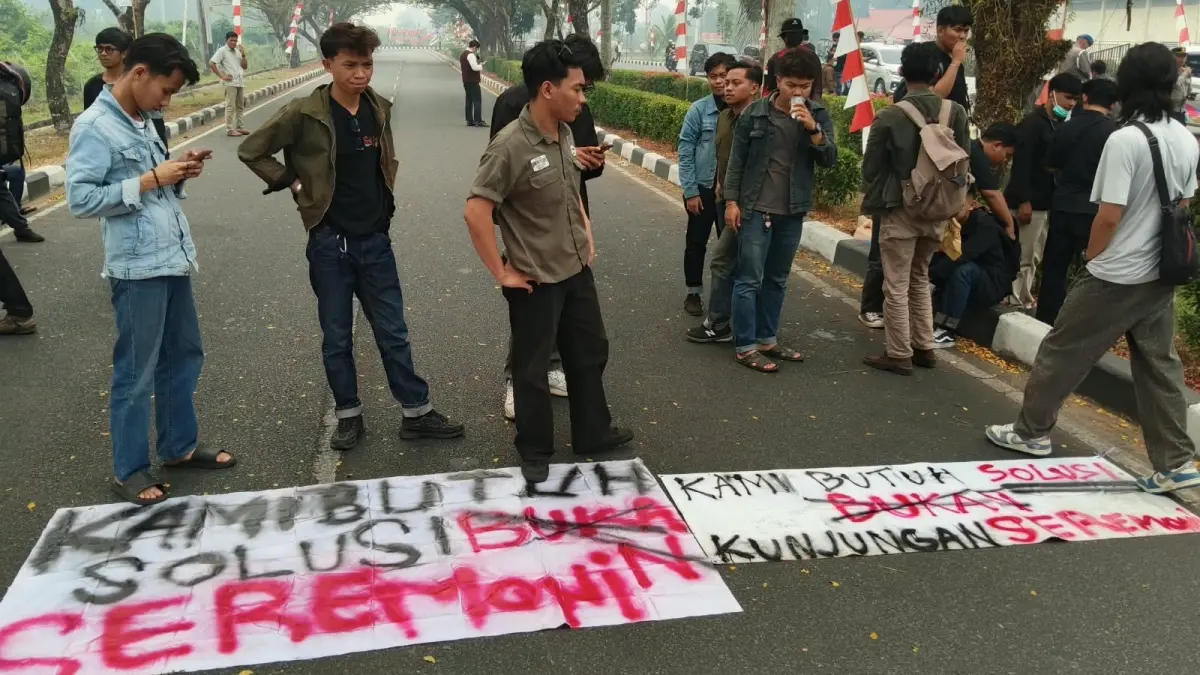 Aliansi Mahasiswa Kalbar tengah melakukan aksinya di bundaran Supadio, Kubu Raya ditengah pengawalan ketat aparat kepolisian dan TNI AD. (DENY HAMDANI/PONTIANAK POST)