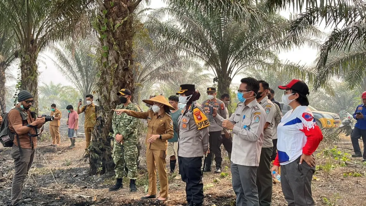 Bupati Landak Bupati Landak Karolin Margret Natasa bersama Kapolres Landak AKBP Devi Ariantari memantau lokasi titik api di Dusun Pampang Desa Sidas Kecamatan Sengah Temila pada Rabu (2/9). (HUMAS PEMKAB LANDAK)