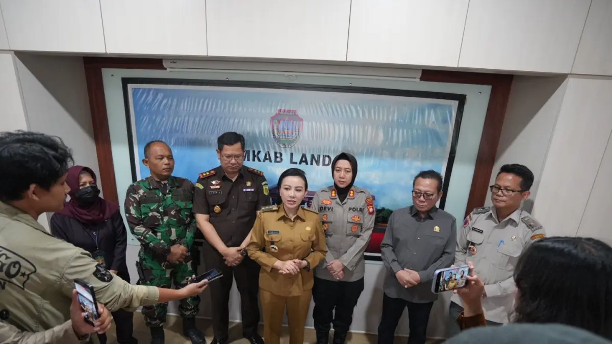 Bupati Landak Karolin Margret Natasa memimpin rakor penanganan Karhutla bersama Forum Koordinasi Pimpinan Daerah (Forkopimda) Kabupaten Landak, Selasa (1/9). (HUMAS PEMKAB LANDAK)