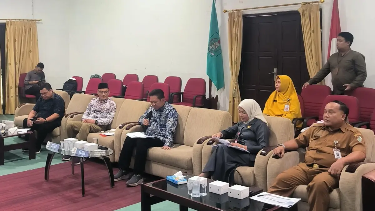 Darwis saat menyampaikan presentasi monev keterbukaan informasi publik di Pontianak.