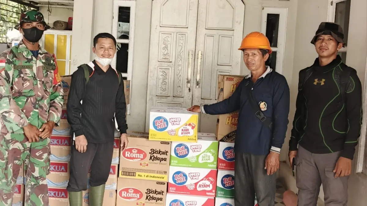 Dukungan logistik dari sejumlah elemen masyarakat yang disampaikan kepada tim pemadam karhutla di Desa Sungai Baru.