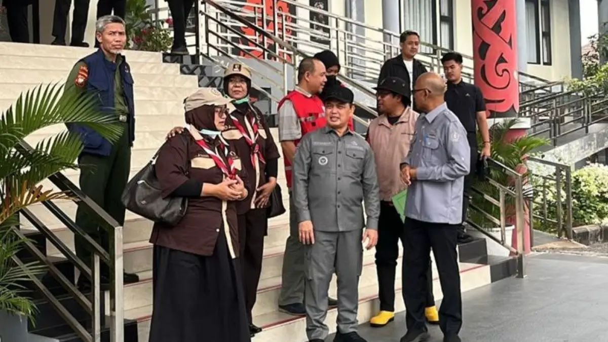 Gubernur Kalbar Ria Norsan dan sejumlah kepala OPD menunggu kedatangan Menhut Raja Juli di VIP Bandara Supadio, Kabupaten Kubu Raya. Namun pesawat yang ditumpangi Menhut gagal mendarat karena kabut asap, Kamis (3/9/2026). (ANTARA/Sucia Lucinda)