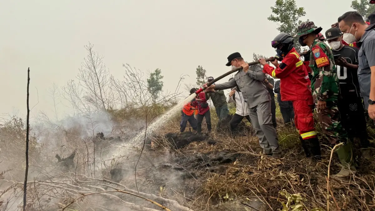 Gubernur Kalbar Ria&nbsp; Norsan ikut memadamkan api di Desa Limbung Kecamatan Rasau Jaya Kabupaten Kubu Raya pada Kamis (3/9). (MEIDY KHADAFI/PONTIANAK POST)