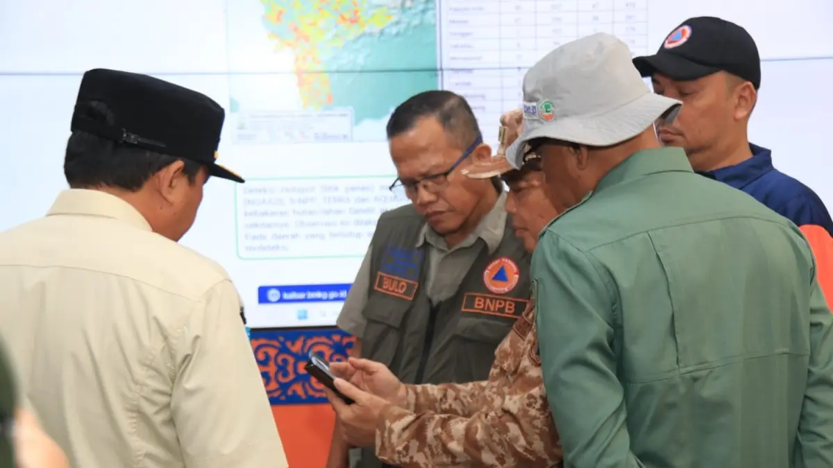 Gubernur Kalbar Ria Norsan saat memantau kondisi karhutla melalui Command Center Pusdalops BPBD Provinsi Kalbar dan memperkuat koordinasi dengan pihak terkait, Rabu (2/9). (Adpim Pemprov Kalbar)
