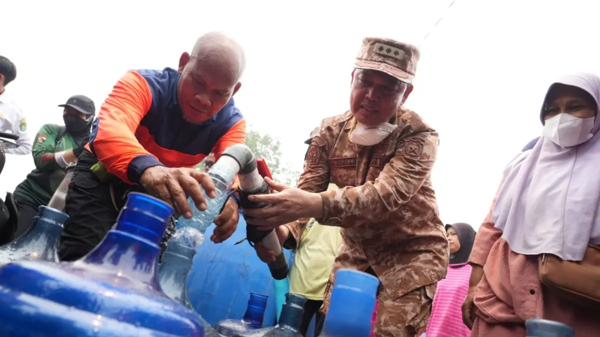 Gubernur Kalbar Ria Norsan saat menyalurkan air bersih untuk kebutuhan warga di kawasan Parit Sekunder C, Desa Rasau Jaya Umum, Kecamatan Rasau Jaya, kemarin. (Adpim Pemprov Kalbar)