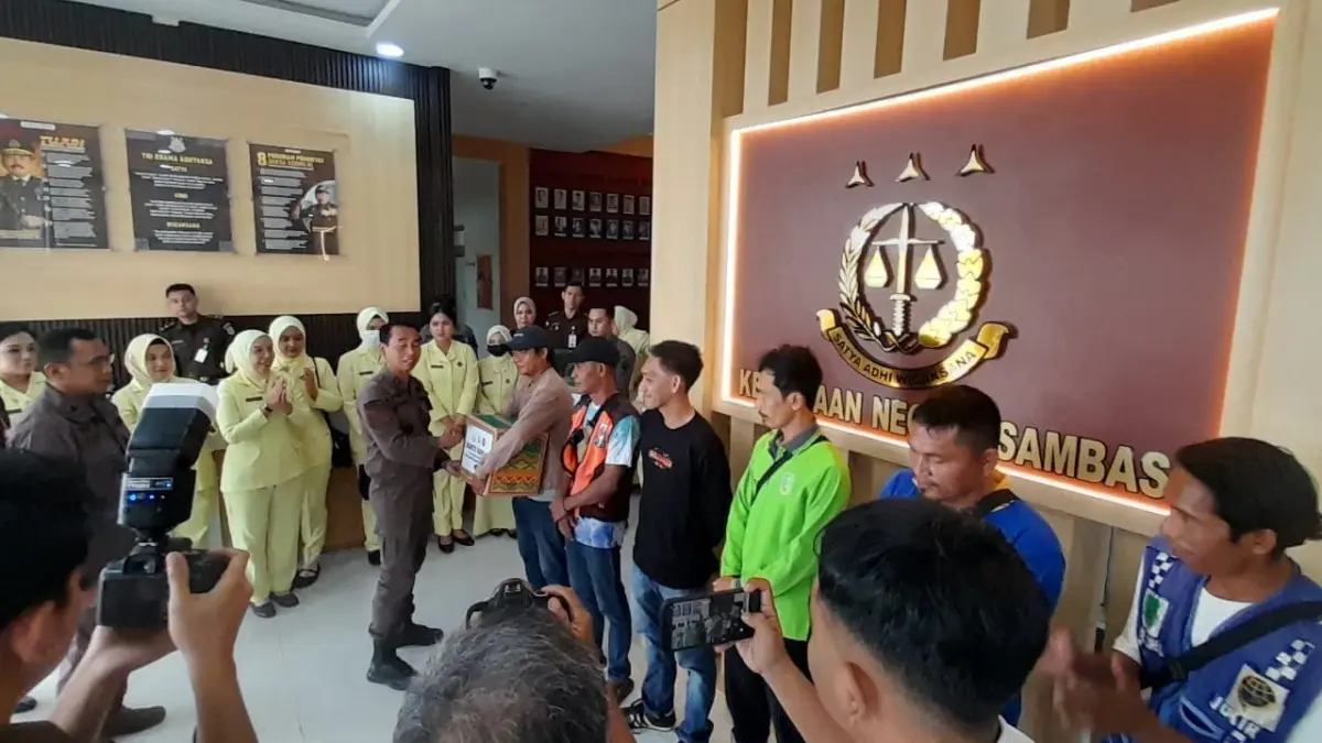 Kajari Sambas, Sulasman menyerahkan bantuan bingkisan kepada sejumlah pengamen, juru parkir, dan pasukan kuning, kemarin.