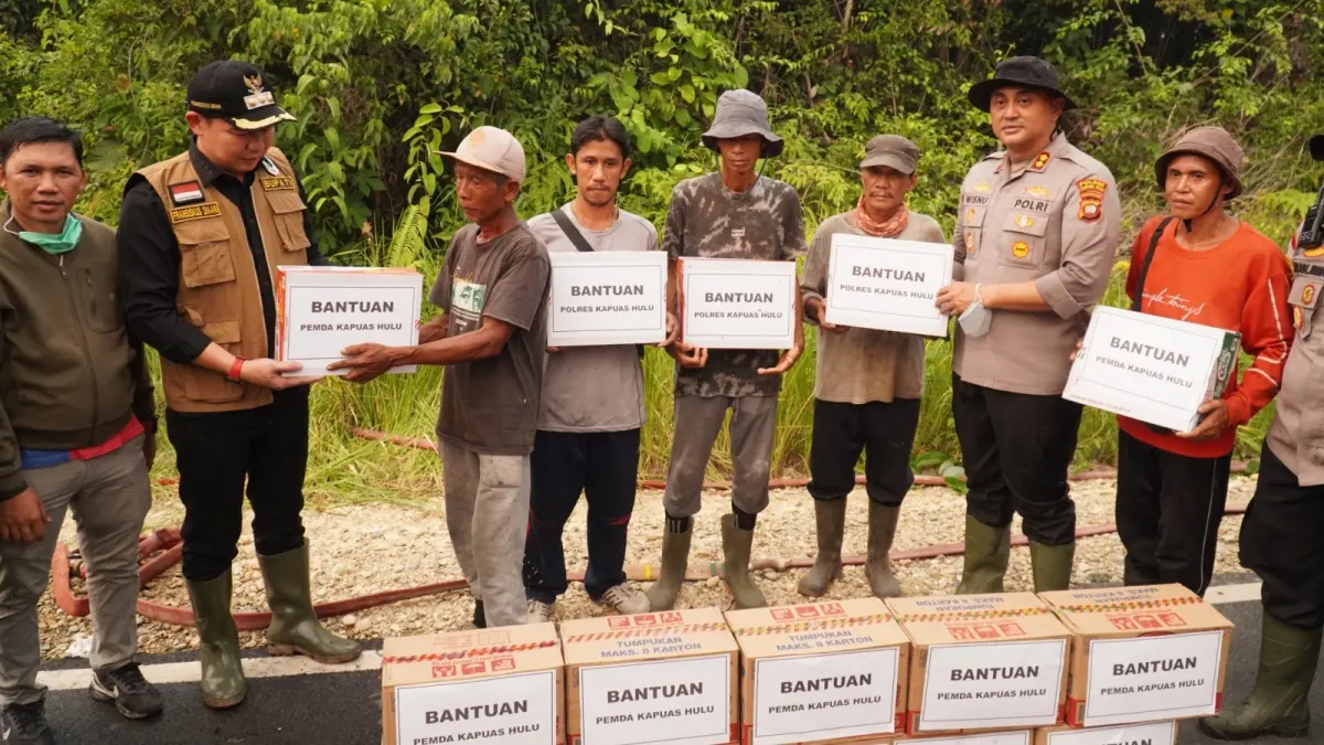 Kapolres Kapuas Hulu AKBP Wisnu Perdana Putra saat menyerahkan bantuan kepada masyarakat Selimbau yang membantu memadamkan api. (ISTIMEWA)