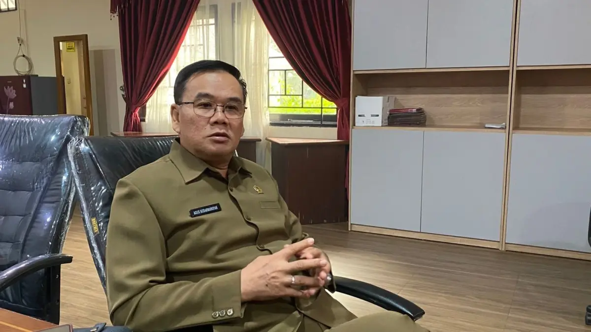 Ketua Fraksi PDI Perjuangan DPRD Provinsi Kalimantan Barat, Agus Sudarmansyah ditemui di ruang kerjanya beberapa waktu lalu. (DENY HAMDANI/PONTIANAK POST)