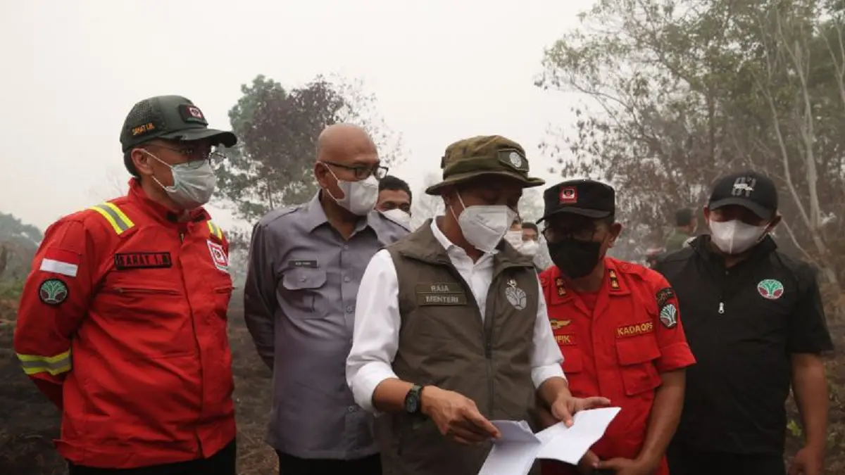 Menteri Kehutanan Raja Antoni melihat daftar nama lima perusahaan yang di Kalimantan Barat yang areal konsesinya terbakar sebagai bagian penegakan hukum karhutla saat melakukan peninjauan karhutla di Kecamatan Rasau Jaya, Kabupaten Kubu Raya, Kalbar, Kamis (3/9/2026) (ANTARA/HO-Jessica Helena Wuysang)