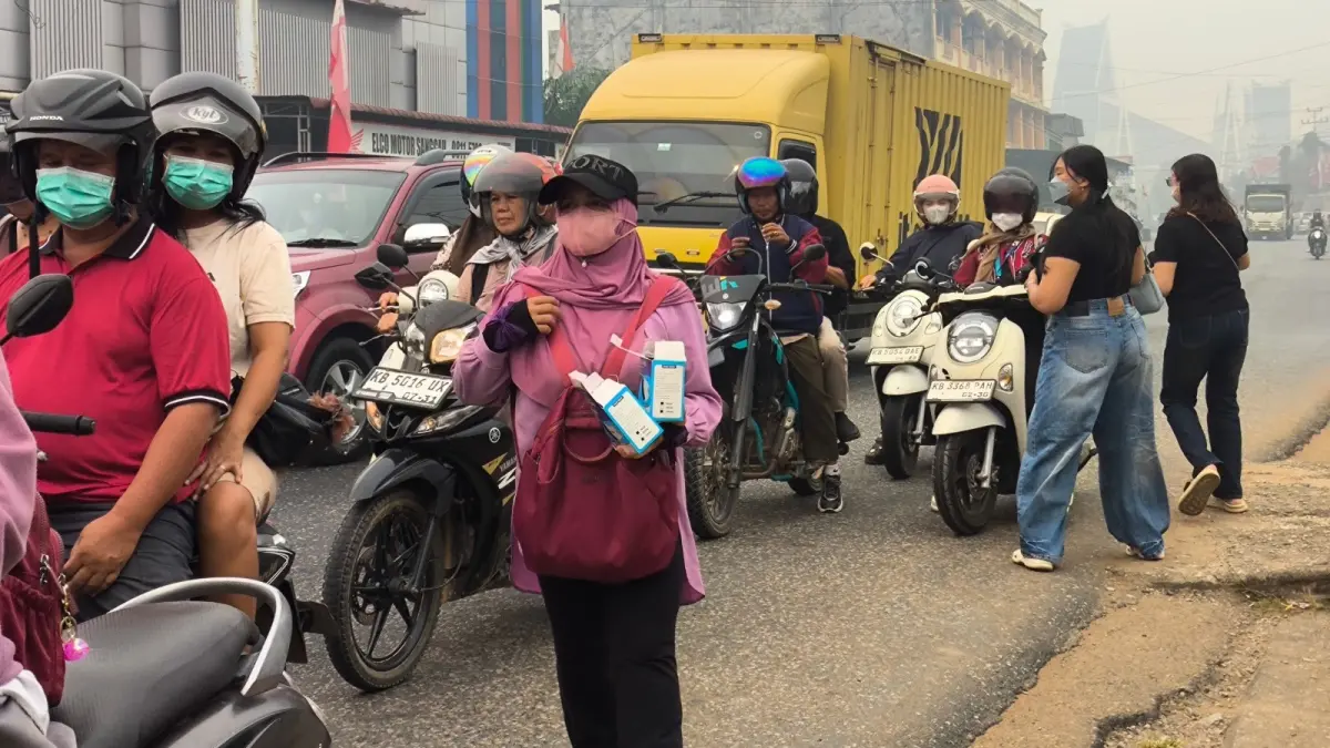 Rumah BUMN Pertamina Sanggau bersama UMKM binaan membagikan masker gratis kepada masyarakat di sejumlah titik di Kabupaten Sanggau sebagai bentuk kepedulian terhadap warga yang terdampak kabut asap akibat Karhutla pada Kamis (3/9). (AGUNG RAJALI SAPUTRA/PONTIANAK POST)&nbsp;