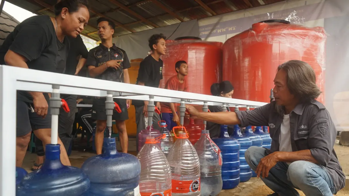 Masyarakat mengisi air bersih menggunakan galon  di posko air bersih Jalan Gajah Mada, Rabu (2/9). (HARYADI/PONTIANAKPOST)