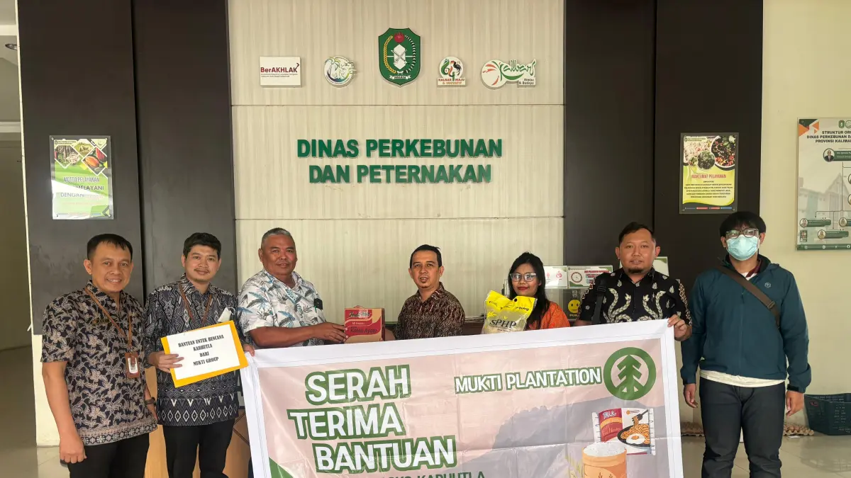 Mukti Plantation menyerahkan bantuan dalam penanganan kebakaran hutan dan lahan. 