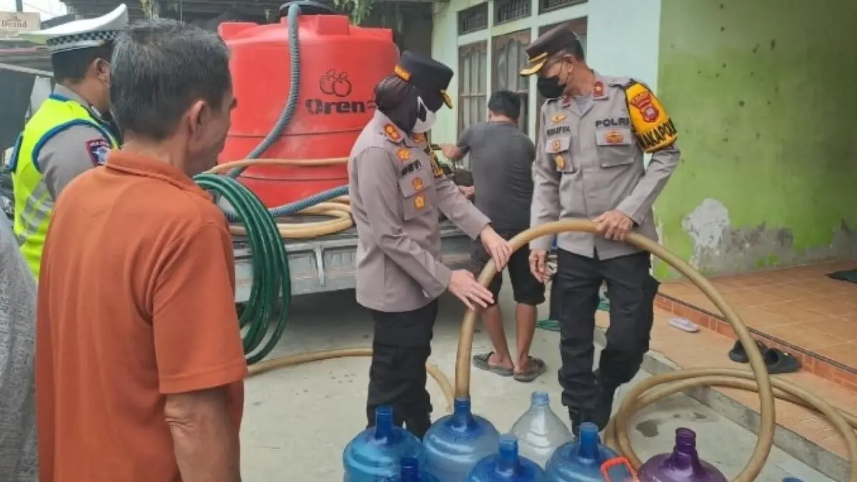 Penyaluran bantuan air bersih gratis kepada warga Dusun Sui Buluh, Desa Hilir Kantor, Kecamatan Ngabang, Kabupaten Landak, Rabu (2/9/2026) sore. (Humas Polri) 