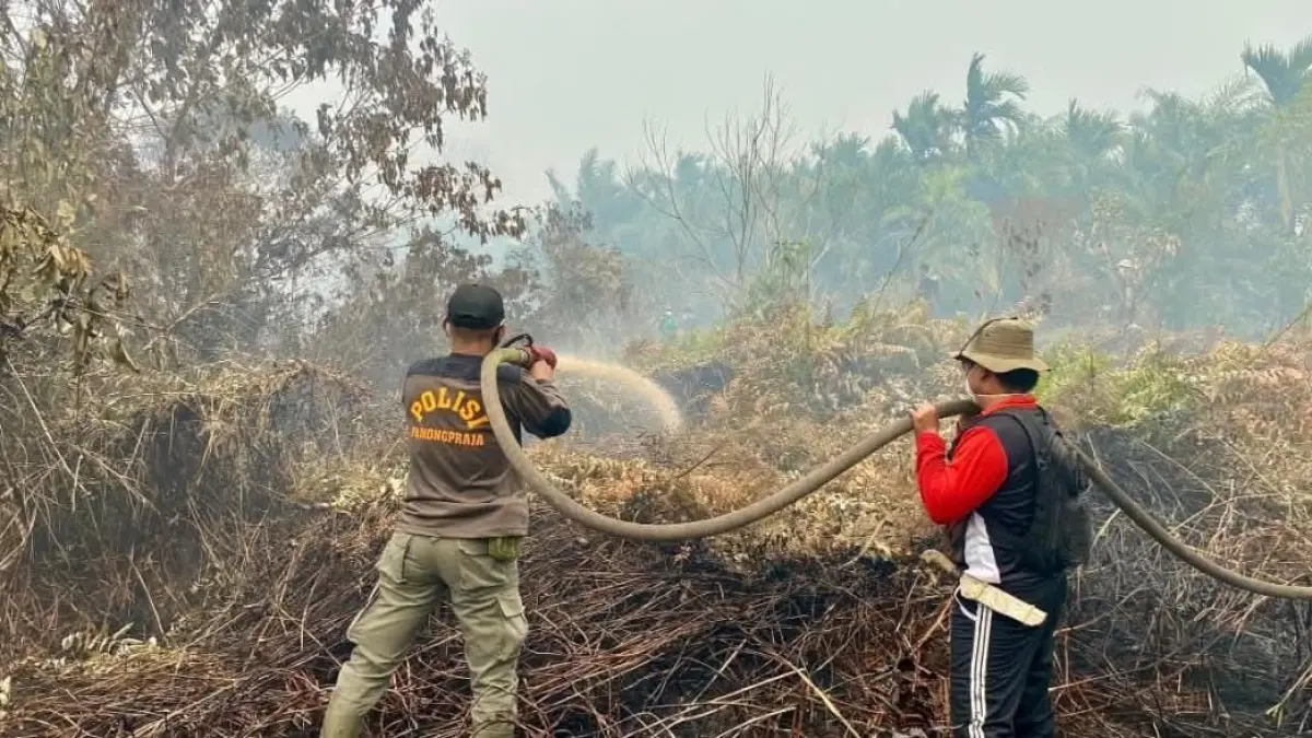 Petugas berupaya memadamkan kebakaran lahan gambut di kawasan Sekunder C, Kecamatan Rasau Jaya, Kubu Raya, Rabu (2/9).
