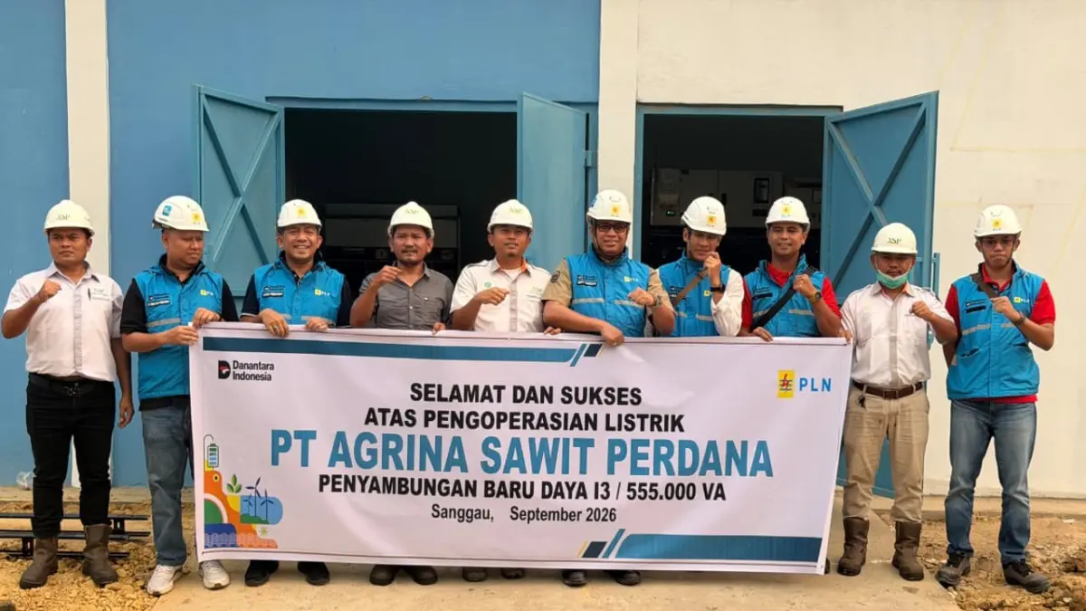 Foto bersama pada proses penyambungan baru daya 555.000 VA untuk PT Agrina Sawit Perdana di Sanggau (2/9/2026). Manager PLN UP3 Sanggau Hendy Gita Wedhatama dan Mill Manager PT ASP Bintar Simamora bersama tim teknis bersiap memberikan layanan kelistrikan prima guna mendorong produktivitas industri hilir kelapa sawit di Kalimantan Barat.