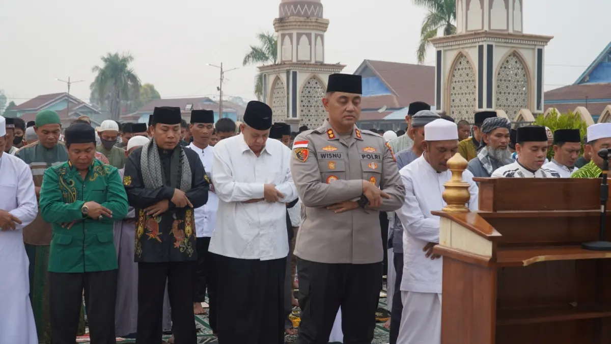 Ratusan jemaat Islam saat melaksanakan Salat minta hujan di Masjid Agung Darunnajah Putussibau. (ISTIMEWA)