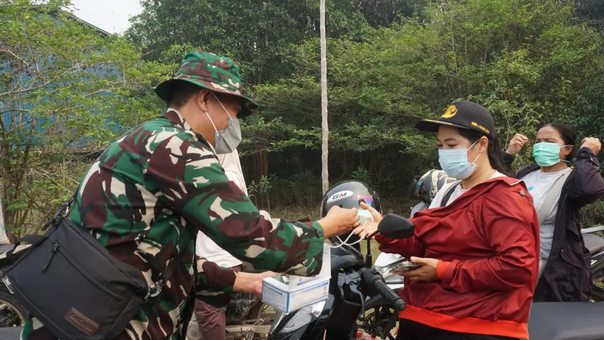 Tim Satgas Penyuluhan Mabes TNI turut menunjukkan kepedulian terhadap masyarakat yang terdampak kabut asap dengan membagikan masker kepada masyarakat.(ISTIMEWA) 
