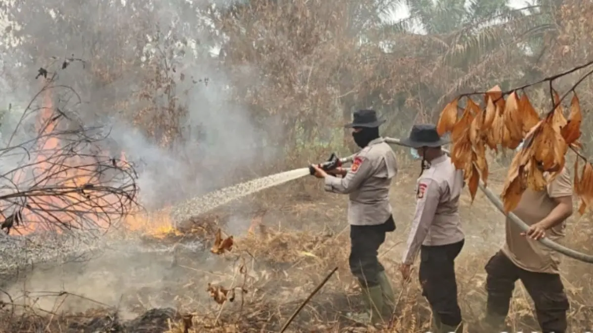 Upaya penanganan kebakaran hutan dan lahan (karhutla) oleh personel gabungan di wilayah hukum Polsek Sungai Raya, Kabupaten Kubu Raya pada Kamis (3/9/2026) pagi. (Humas Polri)