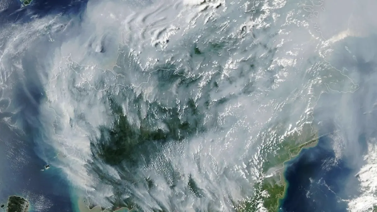 CITRA LUAR ANGKASA: NASA menangkap foto Bumi dari luar angkasa pada 4 September 2026. Tampak Pulau Kalimantan diselimuti kabut asap tebal. Dalam caption fotonya di platfot X, NASA menulis (terjemahan): Kebakaran sedang membara di Indonesia, yang tengah dilanda kekeringan parah dan meluas. Sebagian di antaranya merupakan kebakaran lahan gambut tropis yang membara secara perlahan, melepaskan polusi udara dalam jumlah lebih besar, serta dikenal sangat sulit dipadamkan. (X: @NASAEarth)
