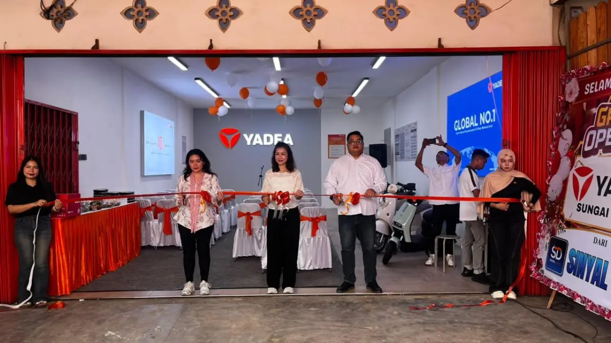 Peresmian YADEA Sei Pinyuh 186 ditandai dengan prosesi gunting pita di Sei Pinyuh, Kabupaten Mempawah, Kalimantan Barat, Kamis (3/9/2026). Pembukaan showroom ini menjadi bagian dari upaya memperluas akses kendaraan listrik sekaligus memperkuat layanan purna jual di Kalbar.