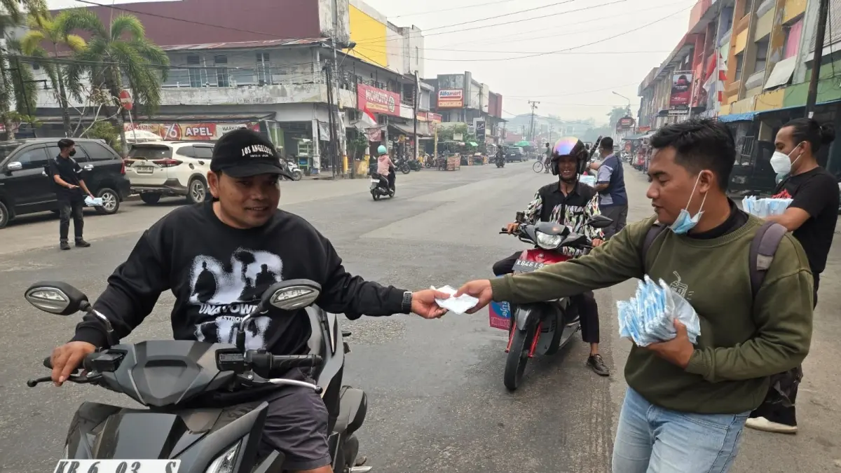 Awak media Mempawah yang tergabung dalam Pejuang bersama PT PSP Membagikan masker di taman Aulia.