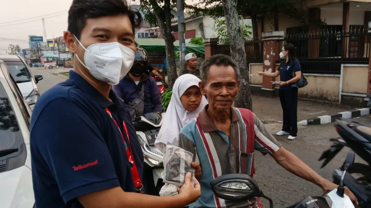 BAGIKAN MASKER: Petugas Telkomsel menyerahkan masker kepada pelanggan di GraPARI saat kabut asap melanda sejumlah wilayah Kalimantan. Pembagian dilakukan untuk membantu mengurangi risiko paparan asap selama pelayanan. (IST)