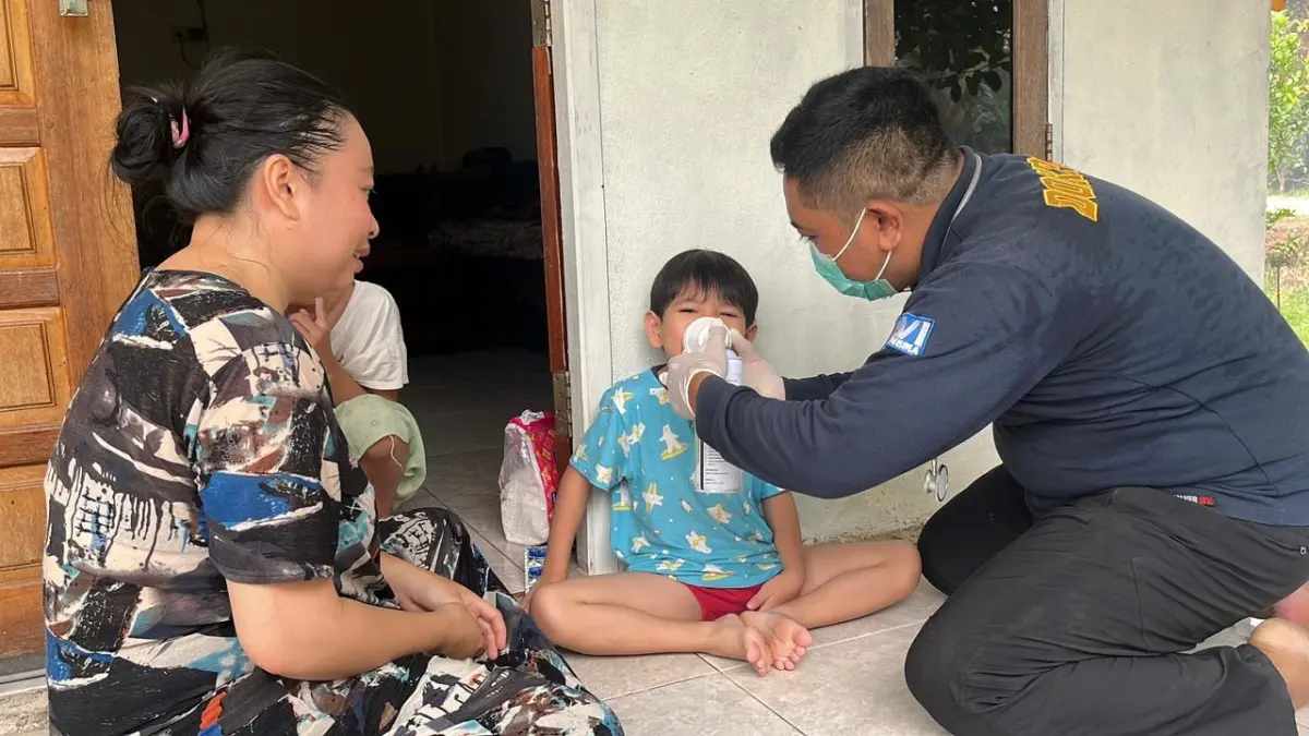 BANTUAN OKSIGEN: Petugas memberikan oksigen kepada seorang anak yang terdampak kabut asap di Singkawang. Anak-anak termasuk kelompok rentan yang membutuhkan perlindungan kesehatan selama karhutla. 