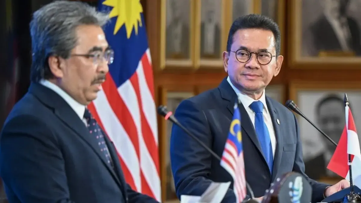 BILATERAL: Menteri Perdagangan Budi Santoso (kanan) berbincang dengan Menteri Investasi, Perdagangan, dan Industri Malaysia Datuk Seri Johari Abdul Ghani dalam pertemuan JTIC Ke-4 Indonesia–Malaysia di Jakarta, Kamis (3/9). /// ANTARA FOTO/Fauzan/nz.