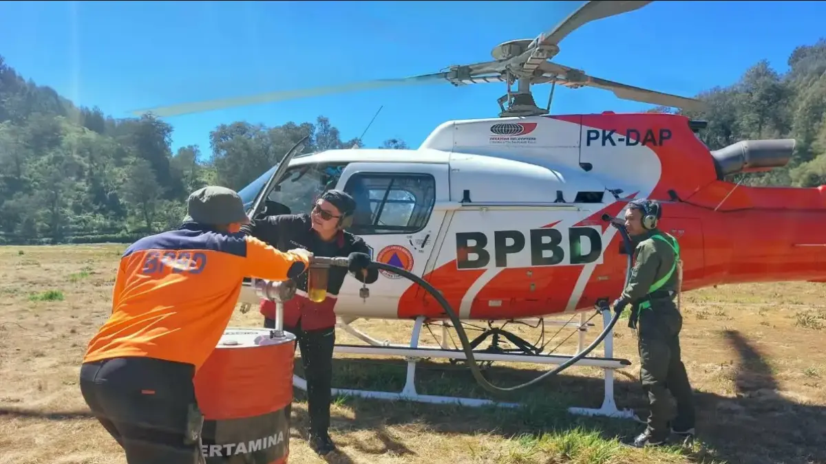 BPBD Jatim kerahkan helikopter PK-DAP untuk memadamkan kebakaran di Gunung Semeru. (Dok. BPBD Jatim)