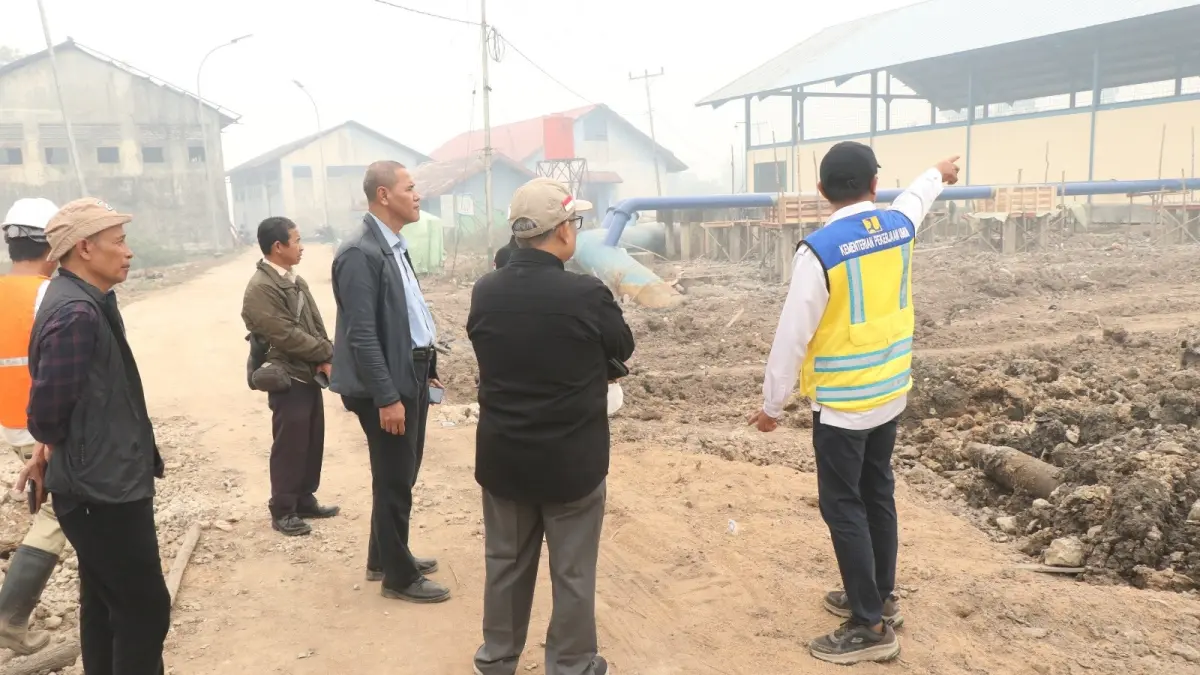 BPKP Kalbar saat memantau secara langsung sumber air yang berlokasi di Waduk Penepat di Desa Kuala Mandor B, Kabupaten Kubu Raya, pada Kamis (3/9). (HUMAS BPKP KALBAR)