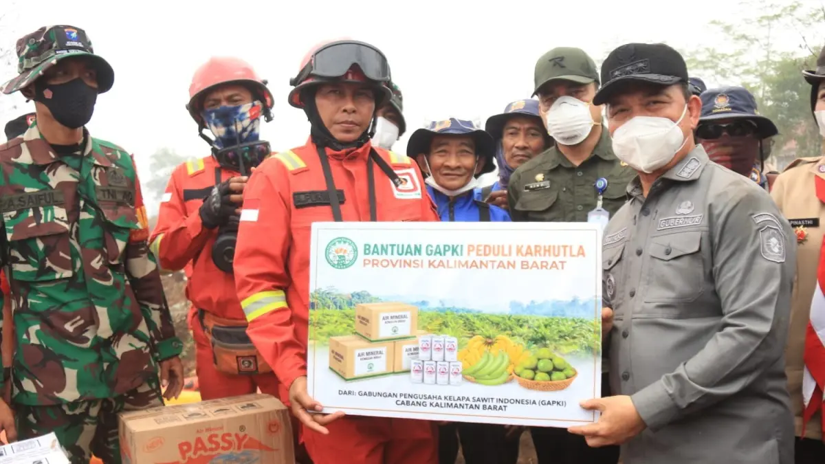 Gubernur Kalimantan Barat Ria Norsan saat menyerahkan bantuan untuk membantu petugas dalam penanggulangan kebakaran hutan dan lahan (karhutla). (Adpim Pemprov Kalbar)
