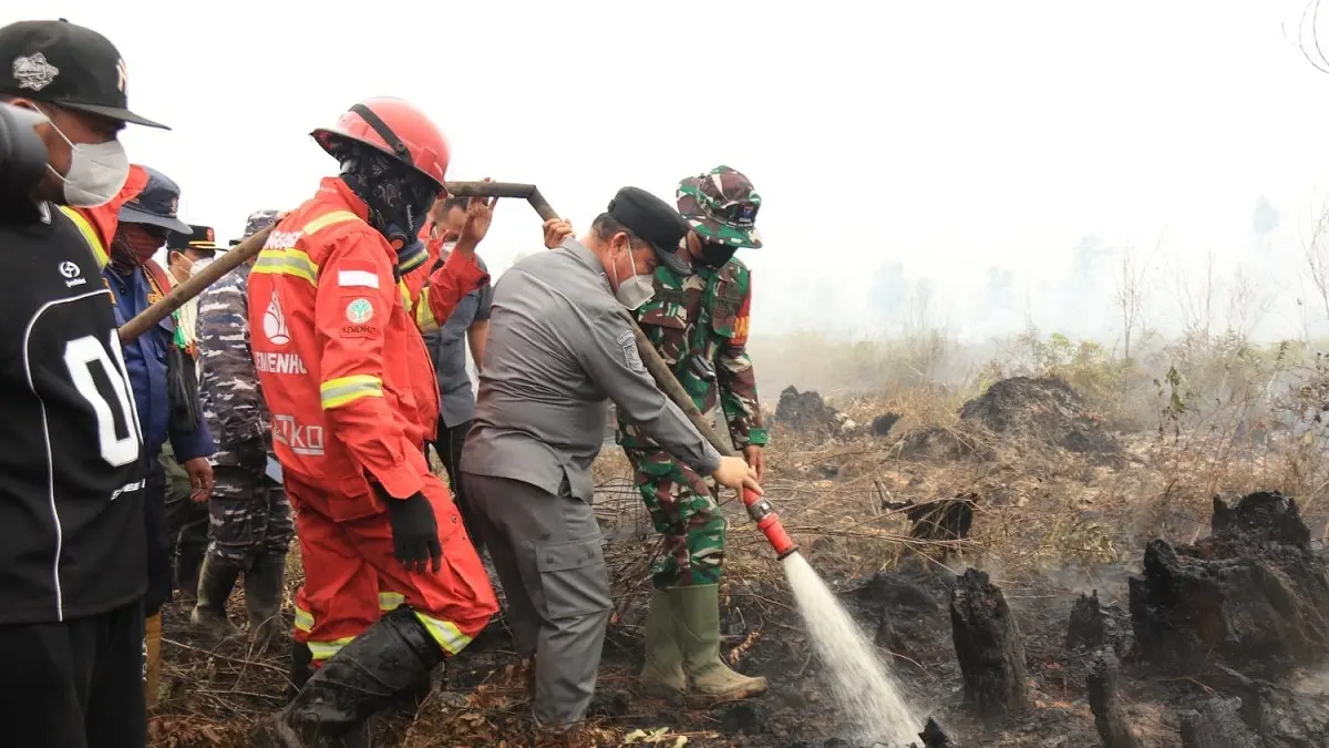 Gubernur Kalimantan Barat Ria Norsan turun langsung memantau serta ikut memadamkan api di lokasi yang terbakar. (Adpim Pemprov Kalbar)
