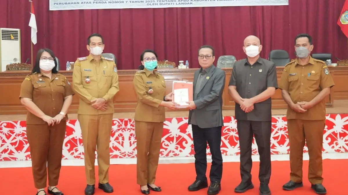 Karolin menyerahkan tanggapan bupati atas PU Fraksi DPRD terkait Raperda Perseroda Landak Barajaki di Ruang Rapat Utama Kantor DPRD Kabupaten Landak, Kalimantan Barat, Senin (31/8). (HUMAS PEMKAB LANDAK)