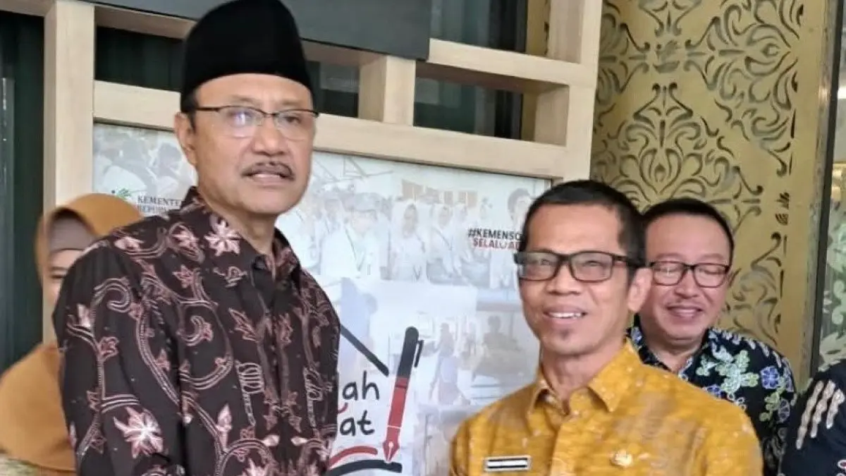 Kepala Dinas Sosial Kabupaten Sambas Dr. Budi Iswanto saat bertemu langsung Menteri Sosial RI Saifullah Yusuf di Jakarta.
