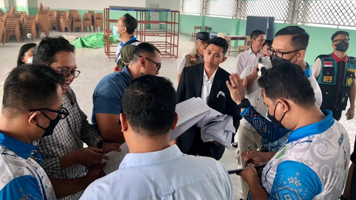Majelis hakim bersama JPU, tim advokat, terdakwa, dan pengurus Yayasan Mujahidin saat melakukan Pemeriksaan Setempat (PS) atau sidang lapangan di Gedung SMA Mujahidin Pontianak, Jumat (4/9). (IDIL AQSA AKBARY/PONTIANAK POST)