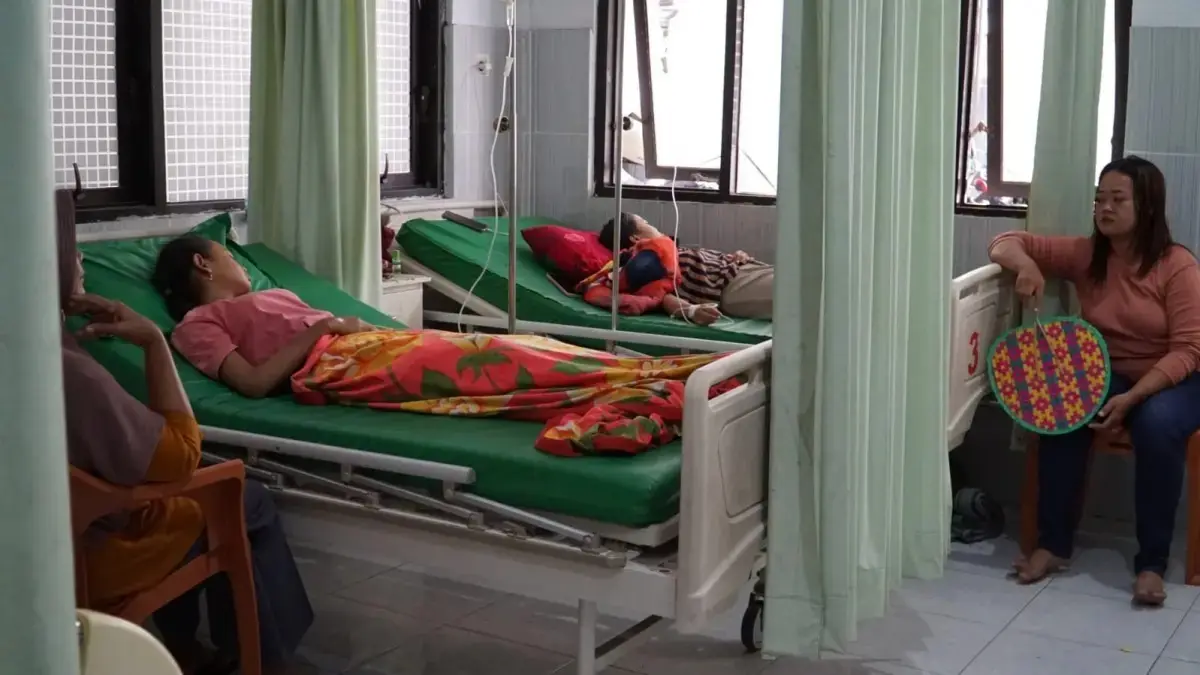 MASIH DIRAWAT: Seorang siswa korban dugaan keracunan MBG menjalani perawatan dengan infus terpasang di tangannya. Rentetan kasus membuat keluarga korban trauma dan mendesak evaluasi menyeluruh terhadap keamanan makanan. (JAWA POS)