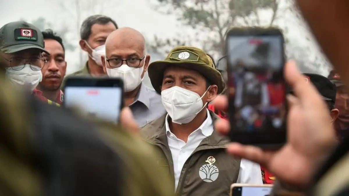 Menteri Kehutanan Raja Juli Antoni saat meninjau sejumlah titik karhutla di Kalimantan Barat beberapa waktu lalu. (ISTIMEWA)