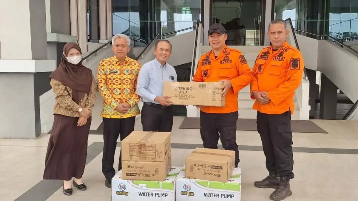 Perkebunan Sinar Mas Kalimantan Barat memberikan bantuan alat pemadam kebakaran kepada Pemkab Ketapang. (ISTIMEWA)