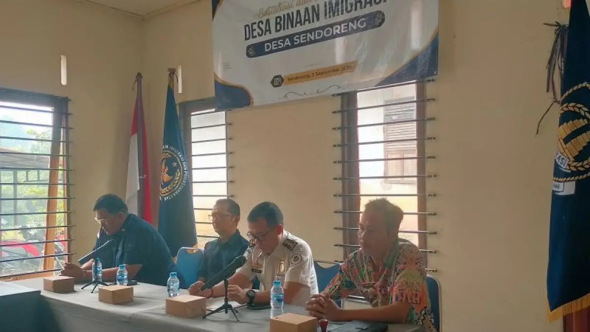 Personel Sidokkes Polres Singkawang melaksanakan pemeriksaan kesehatan sekaligus pembagian vitamin dan masker kepada petugas pemadam karhutla.