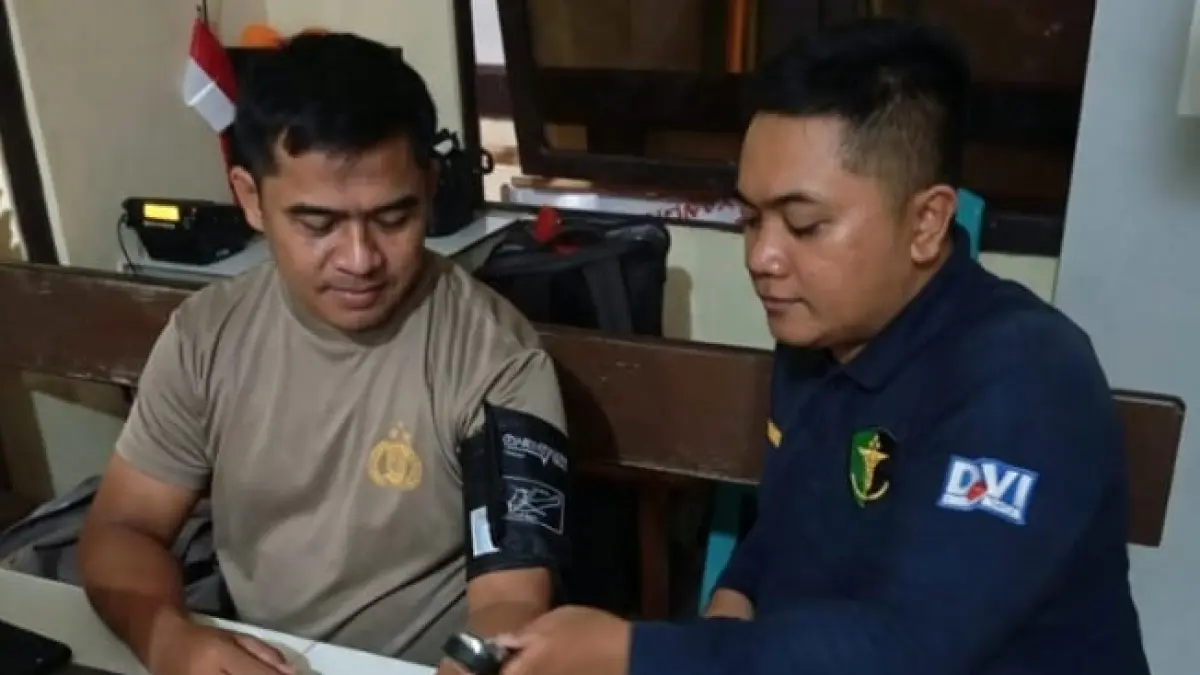 Personel Sidokkes Polres Singkawang melaksanakan pemeriksaan kesehatan sekaligus pembagian vitamin dan masker kepada petugas pemadam karhutla.